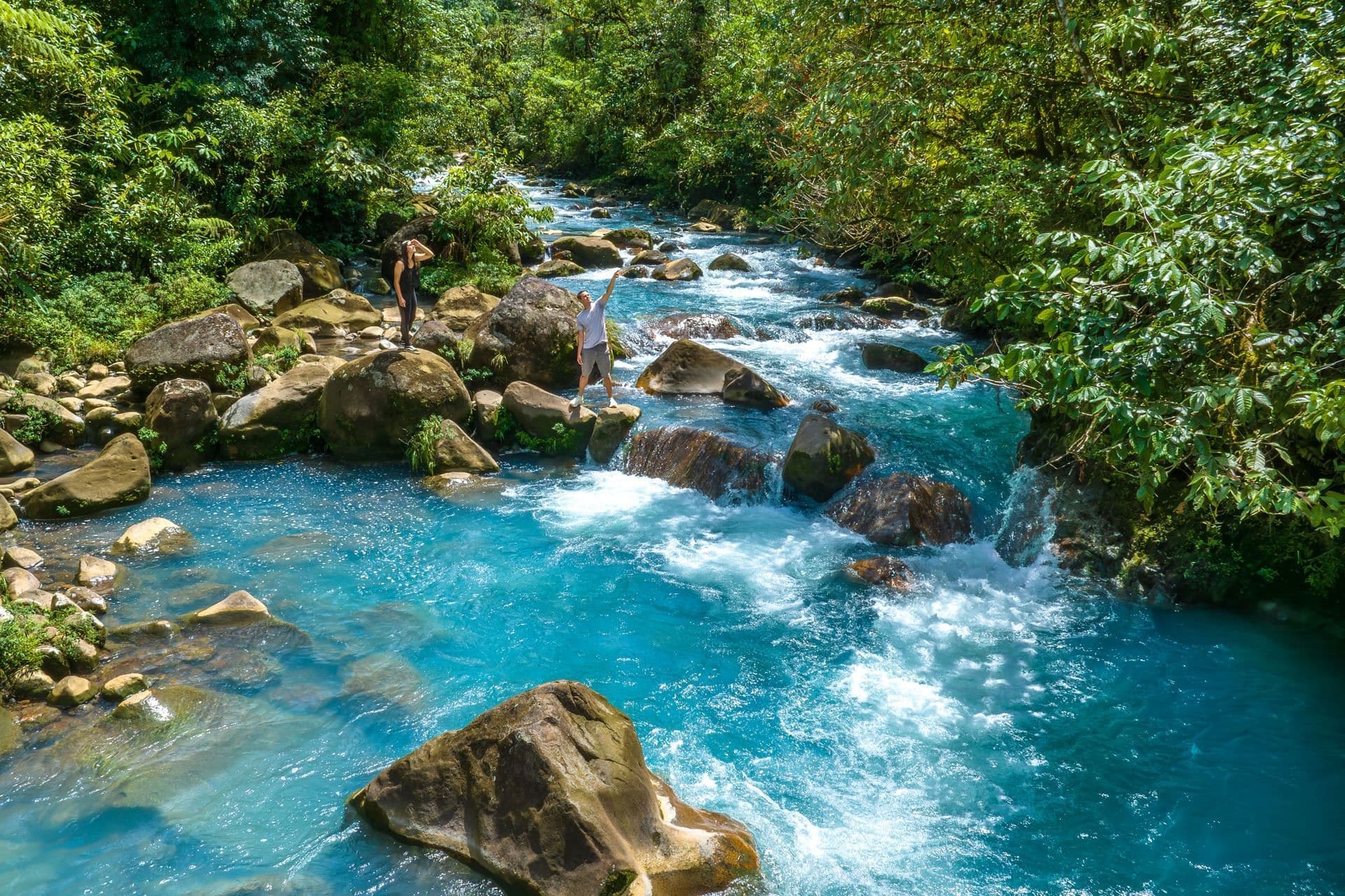 The sky-blue Río Celeste in Tenorio Volcano National Park, an unforgettable stop between La Fortuna and Tamarindo.