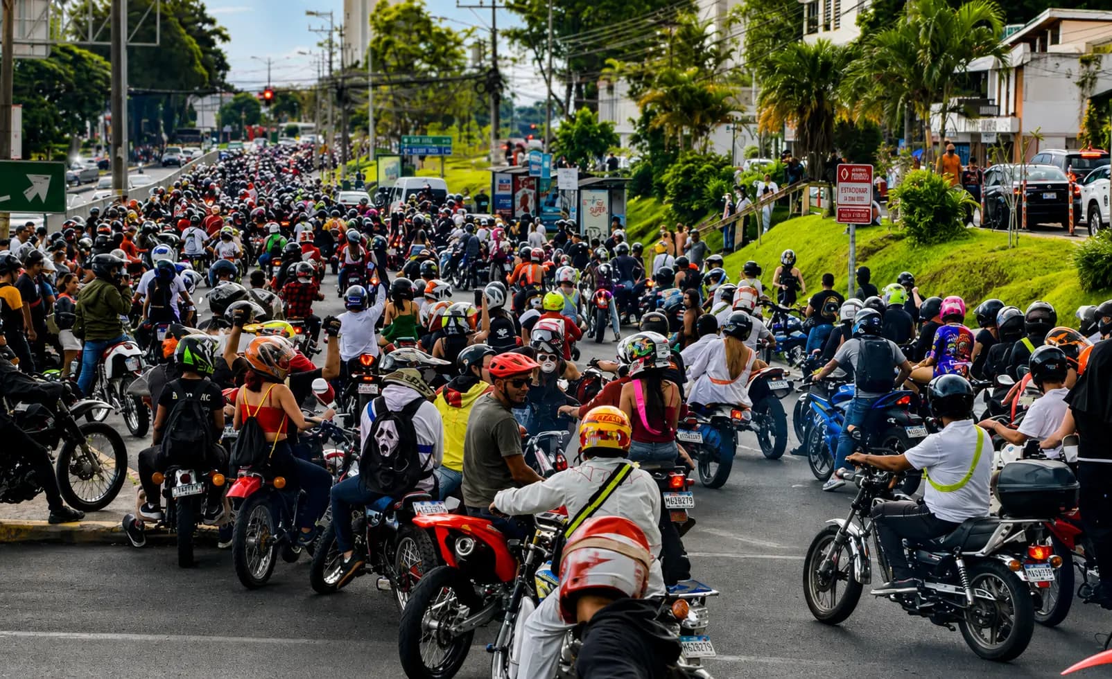 Las rodadas: unsanctioned motorcycle caravans that gather hundreds of riders and take over main routes. They swell around the September holidays.